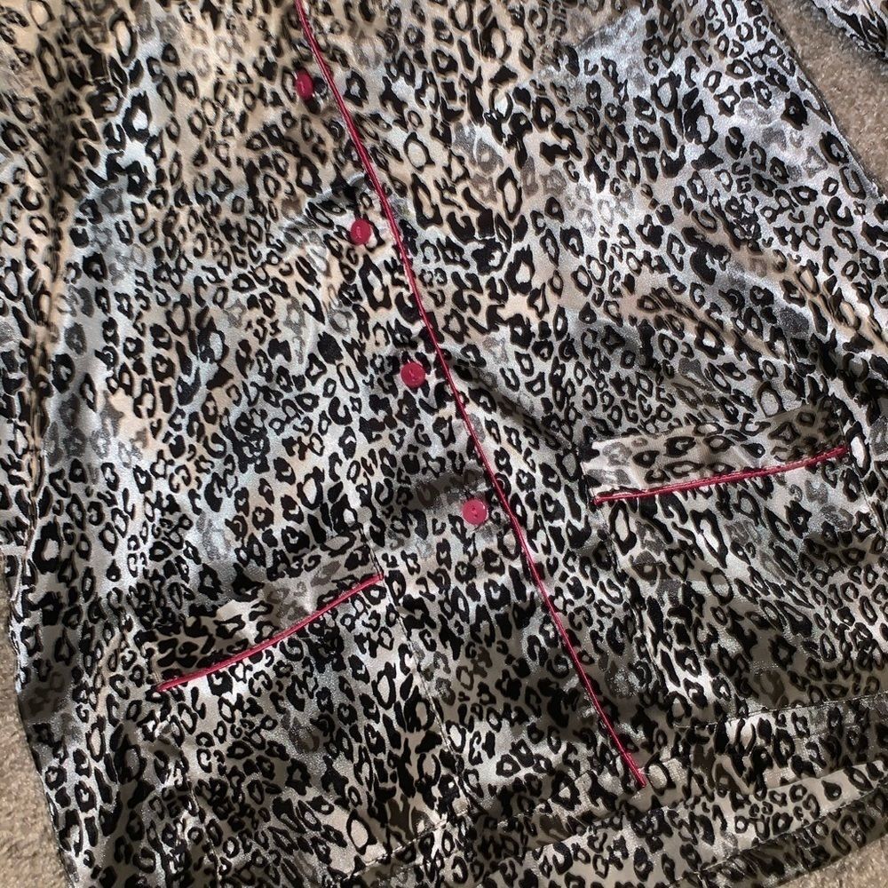 🌸3/$30🌸 Ambrielle Cheetah Print Button Down Top size M - Picture 5 of 8